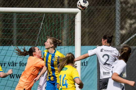 Eskilsminnes målvakt Linnéa Hagberg och Julia Hammons