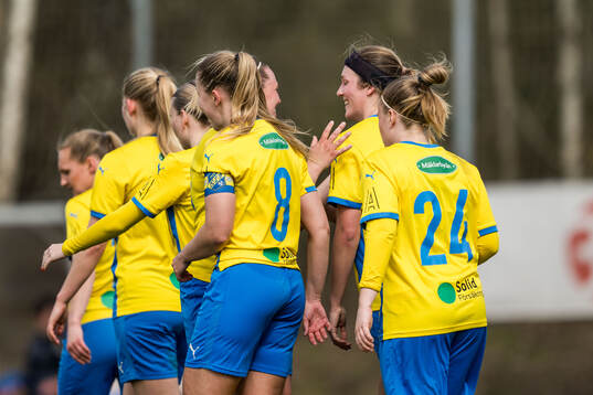 Eskilsminnes Louise Hayden jublar