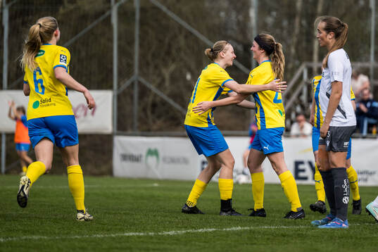 Eskilsminnes Julia Hammons och Louise Hayden jublar
