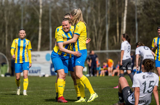 Eskilsminnes Nova Karlsson och Johanna Olsson jublar