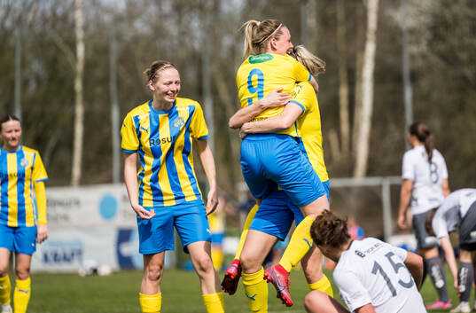 Eskilsminnes Nova Karlsson och Johanna Olsson jublar