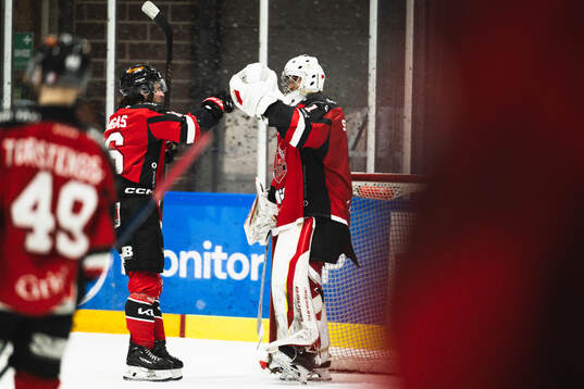 Hudiksvalls Gabriel Kangas och målvakt Kristers Steinbergs