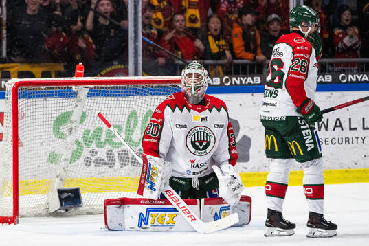 Frölundas målvakt Tobias Normann och Isac Heens deppar