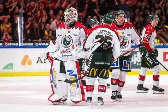 Frölundas målvakt Tobias Normann deppar med lagkamrater