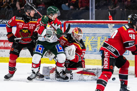 Frölundas Max Friberg och Luleås målvakt Matteus Ward