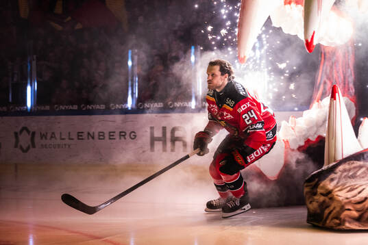 Luleås Brendan Shinnimin åker in på isen