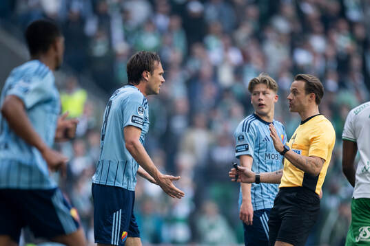Djurgårdens Albin Ekdal och domare Kristoffer Karlsson