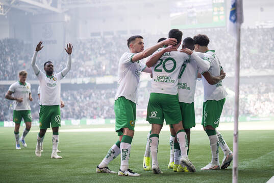 Hammarbys Jusef Erabi jublar med lagkamrater