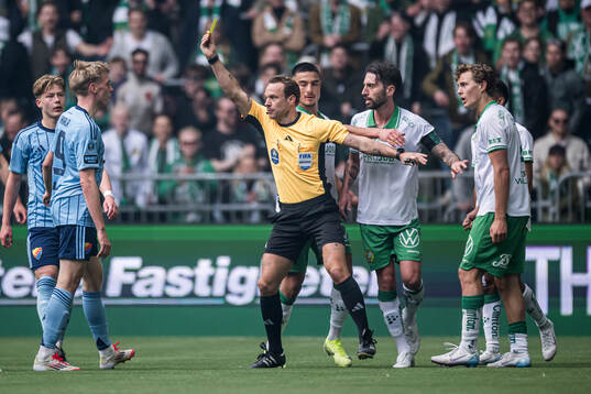 Djurgårdens Santeri Haarala tilldelas en varning av domare