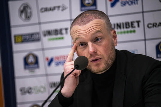 Hammarbys tränare Kim Hellberg vid en presskonferens