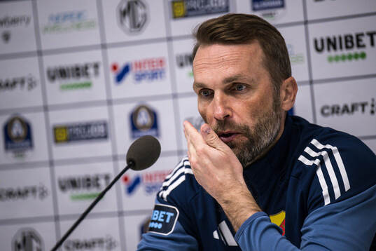 Djurgårdens tränare Jani Honkavaara vid en presskonferens