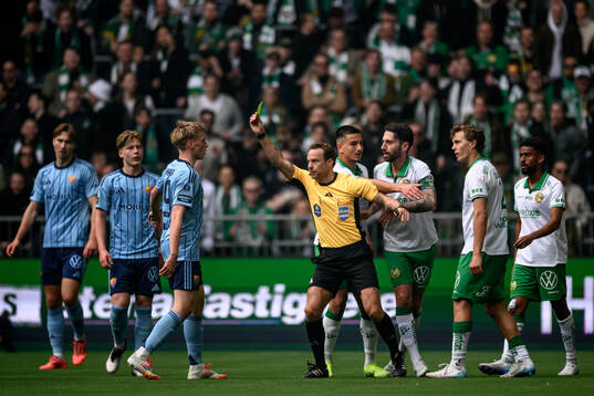 Djurgårdens Santeri Haarala får en varning av Domare