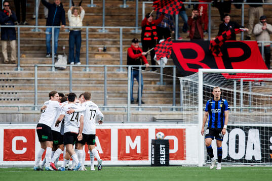 Brommapojkarnas Anton Kurochkin jublar