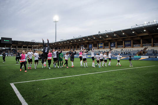 Brommapojkarnas spelare jublar
