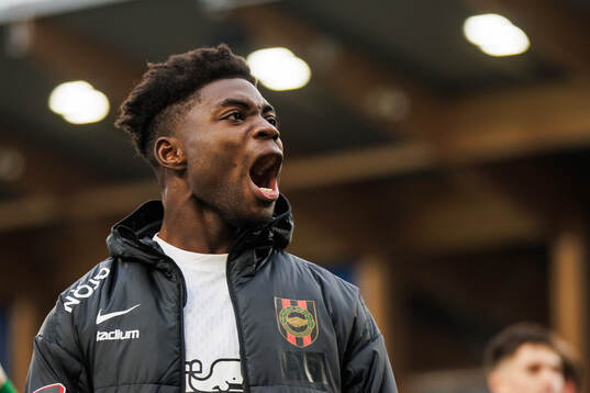 Brommapojkarnas Ezekiel Alladoh jublar