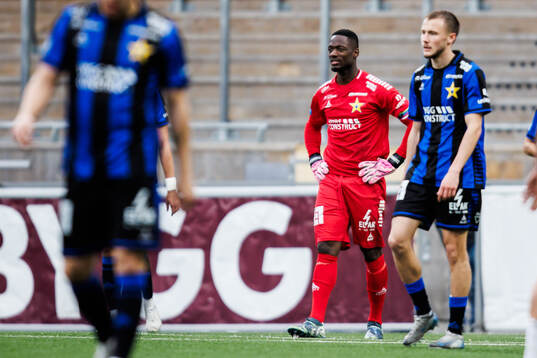 Sirius målvakt Ismael Diawara deppar