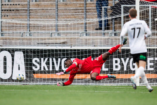 Sirius målvakt Ismael Diawara släpper in 0-3 av