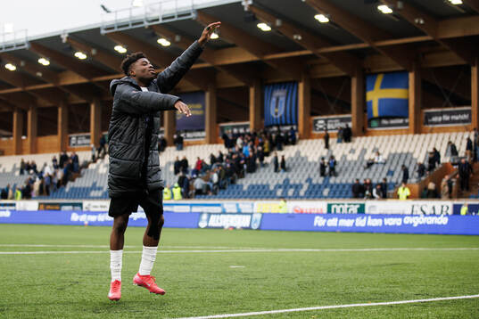 Brommapojkarnas Ezekiel Alladoh jublar