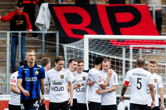 Brommapojkarnas Anton Kurochkin jublar med lagkamrater