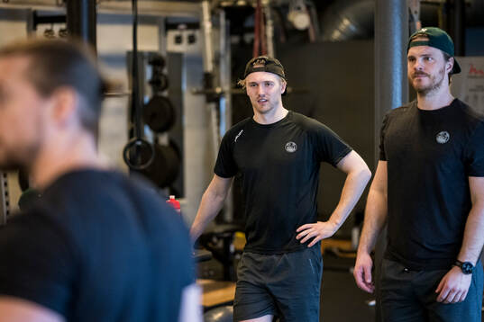 Linus Sjödin och målvakt Christoffer Rifalk