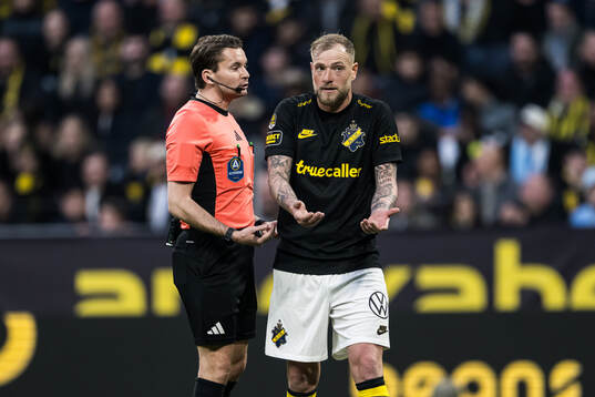 Domare Joakim Östling och AIKs John Guidetti