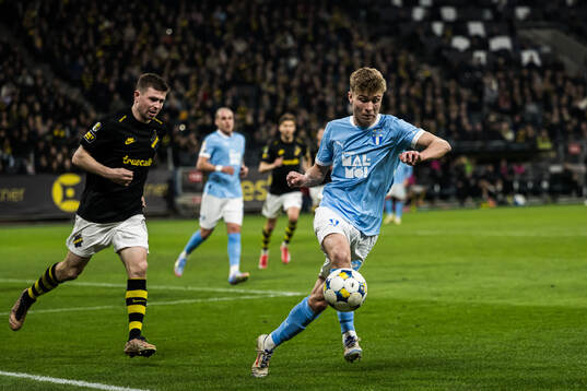 AIKs Mads Døhr Thychosen och Malmö FFs Hugo Bolin