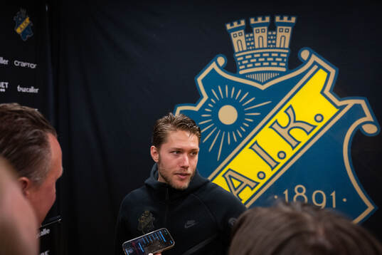 AIKs målvakt Kalle Joelsson i mixade zonen