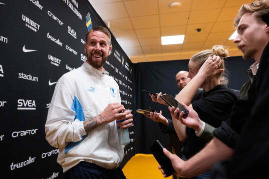 Malmö FFs Pontus Jansson i mixade zonen