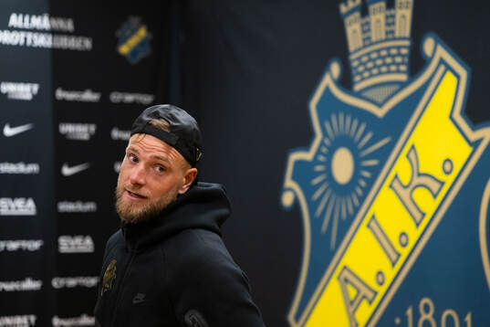 AIKs John Guidetti i mixade zonen
