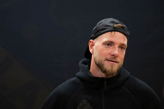 AIKs John Guidetti i mixade zonen