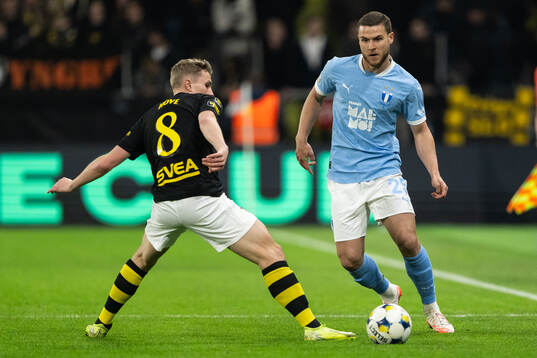 AIKs Johan Hove och Malmö FFs Gabriel Busanello