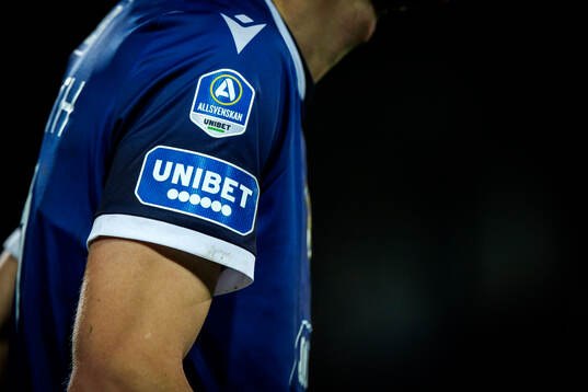 Halmstads tröja med UNIBET och allsvenskans logo