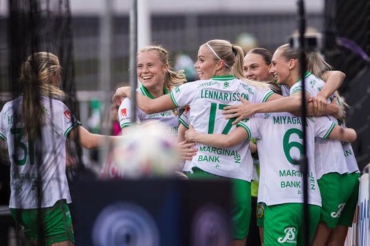 Hammarbys Ellen Wangerheim jublar med lagkamrater
