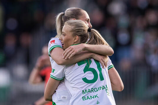 Hammarbys Smilla Holmberg gör 3-0 och jublar med Ellen