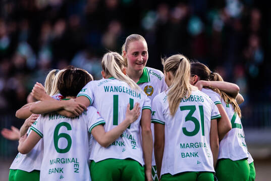 Hammarbys Smilla Holmberg jublar med Emelie Bragstad och