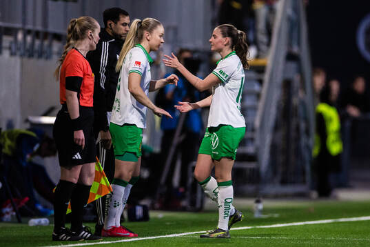 Hammarbys Anna Jøsendal och Smilla Vallotto i ett bytre