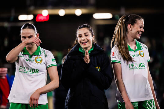 Hammarbys Nadia Nadim jublar med Vilde Hasund och Bella