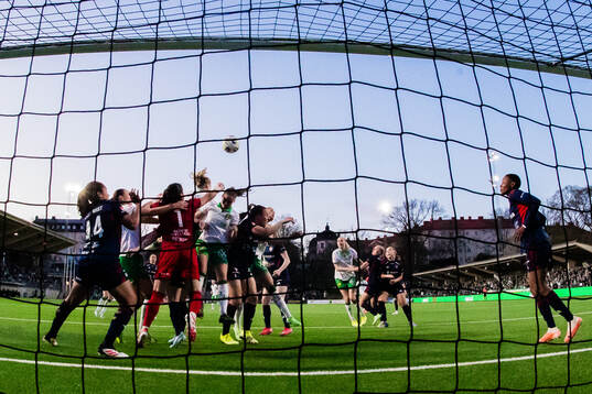 Rosengårds och Hammarbys spelare framför mål