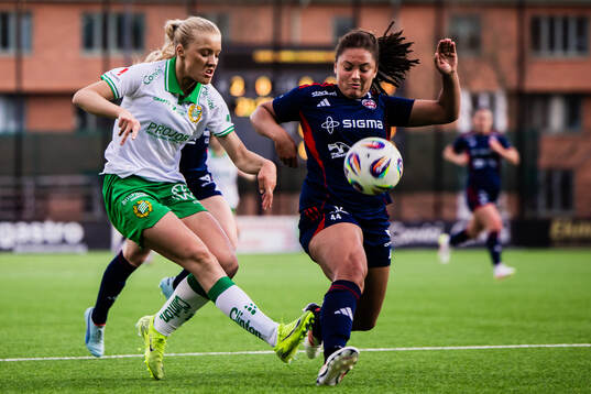 Hammarbys Smilla Holmberg och Rosengårds Jo-Anne Agbor