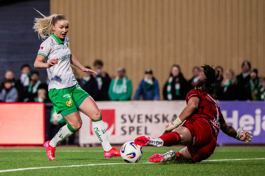 Hammarbys Anna Jøsendal och Rosengårds målvakt Eartha
