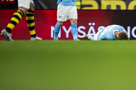 Malmö FFs Hugo Bolin har ont