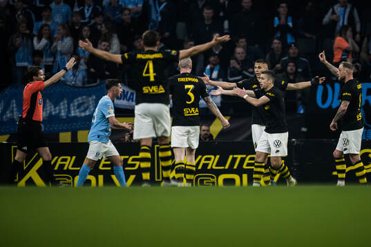 AIKs Dino Besirovic och John Guidetti reagerar mot domare