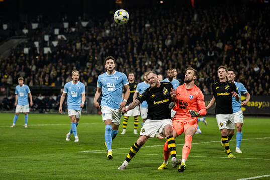 AIKs John Guidetti och Malmö FFs målvakt Ricardo Friedrich