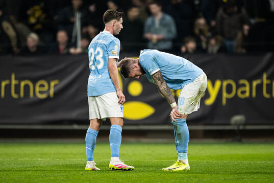 Malmö FFs Lasse Berg Johnsen och Pontus Jansson deppar
