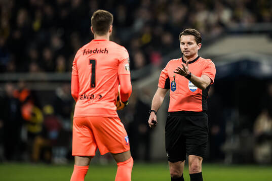 Malmö FFs målvakt Ricardo Friedrich och domare Joakim