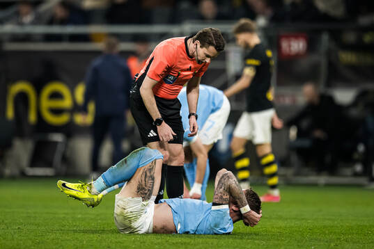 Domare Joakim Östling tittar till Malmö FFs Pontus