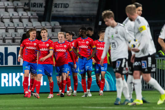 Helsingborgs Oscar Aga jublar med lagkamrater
