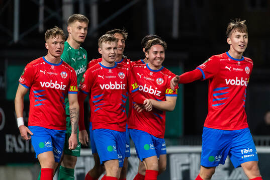 Helsingborgs Simon Bengtsson jublar med lagkamrater