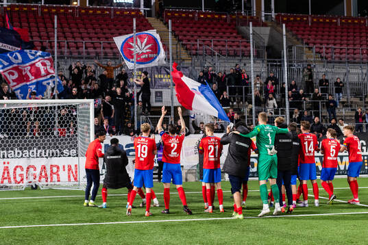 Helsingborgs spelare jublar med supportrarna