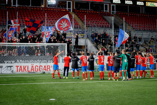Helsingborgsspelarna jublar med fansen